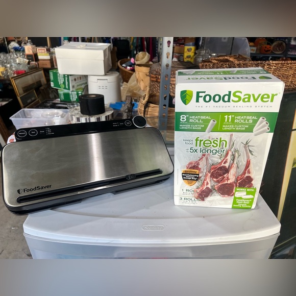 VS3180 model FoodSaver machine EUC w a box of bags - Picture 1 of 6
